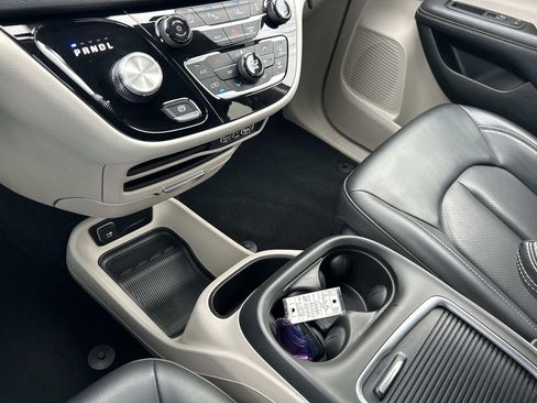 Used 2023 Chrysler Pacifica Touring-L image 29