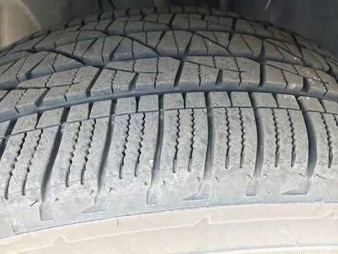 Used 2018 Ford Explorer XLT w/ Equipment Group 202A AWD/4WD image 3