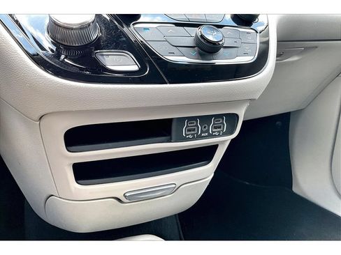 Used 2024 Chrysler Pacifica Touring-L FWD image 23
