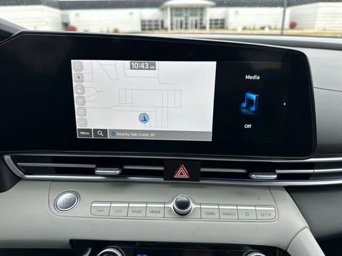 New 2025 Hyundai Elantra Limited FWD image 17