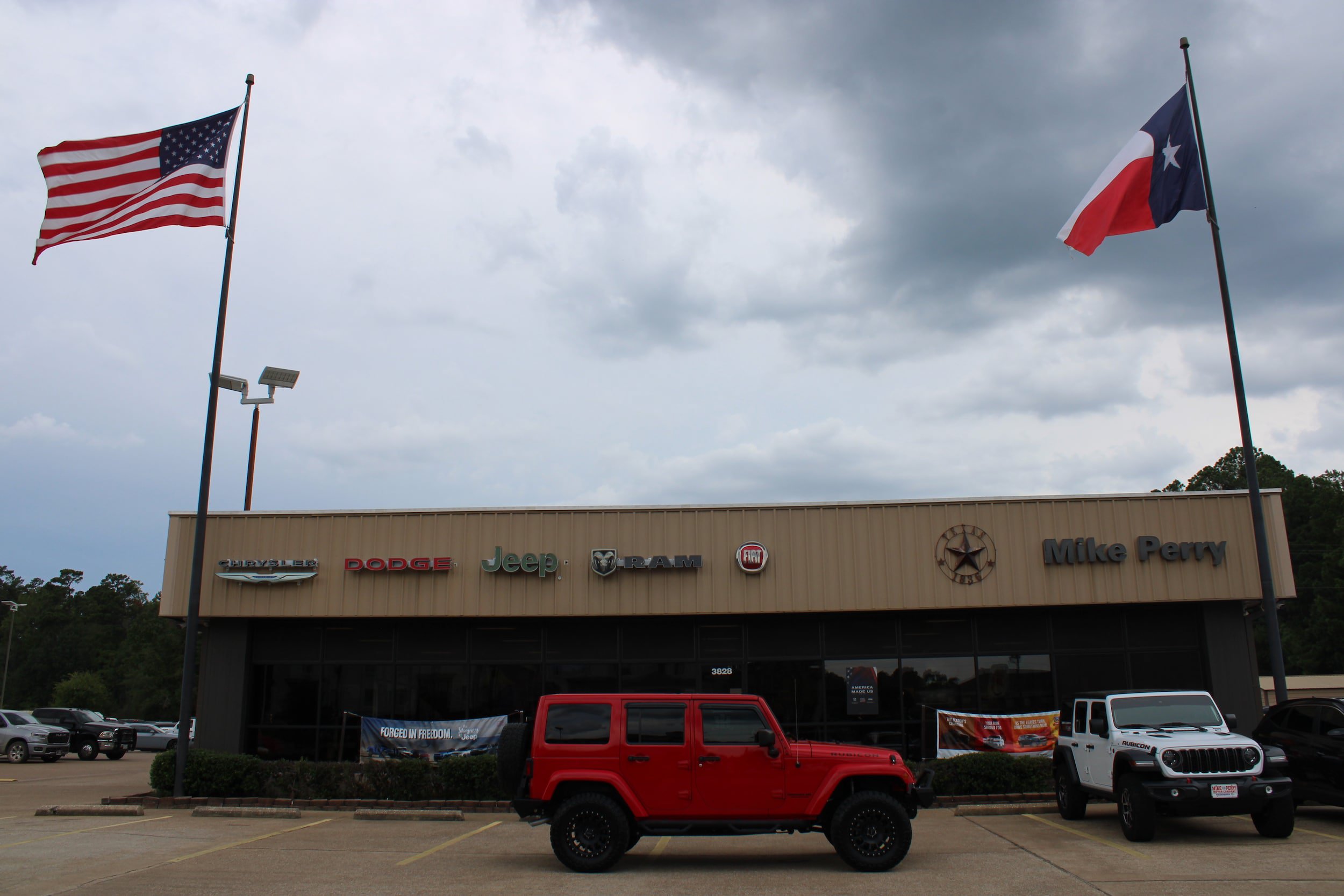 Used 2015 Jeep Wrangler Unlimited Rubicon w/ Connectivity Group AWD/4WD image 6