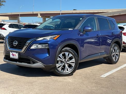 Used 2023 Nissan Rogue SV image 2