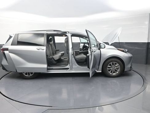 Certified 2025 Toyota Sienna XLE FWD image 44
