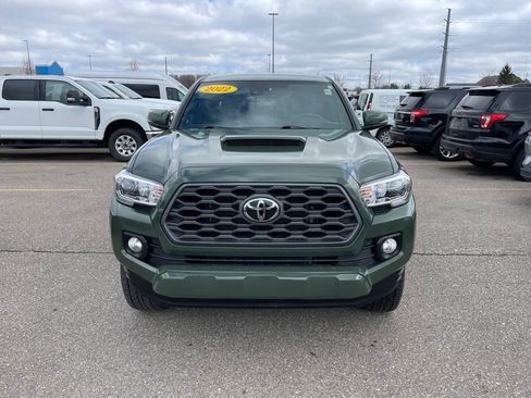 Used 2022 Toyota Tacoma TRD Sport w/ Technology Package image 2