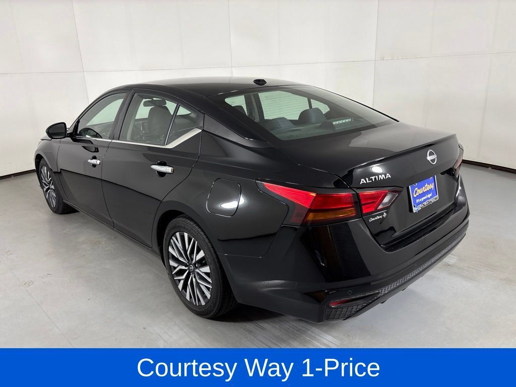 Used 2024 Nissan Altima 2.5 SV FWD image 8