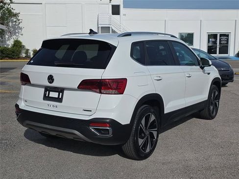 Used 2024 Volkswagen Taos SE w/ Panoramic Sunroof Package AWD/4WD image 3