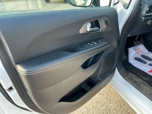 Used 2026 Chrysler Pacifica Select image 9