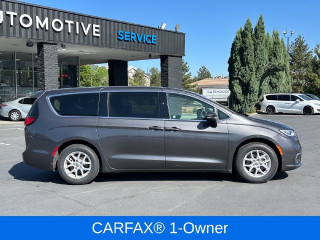 Used 2023 Chrysler Pacifica Touring-L FWD image 2