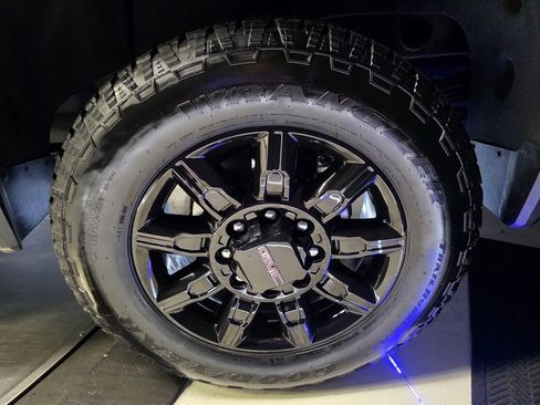 Used 2024 GMC Sierra 2500 AT4 w/ AT4 Premium Plus Package image 9