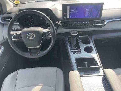 Certified 2025 Toyota Sienna XLE FWD image 15
