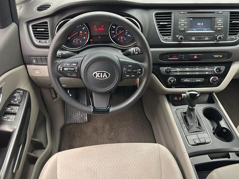 Used 2017 Kia Sedona LX FWD image 12
