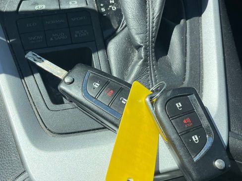 Used 2021 Toyota RAV4 LE image 13