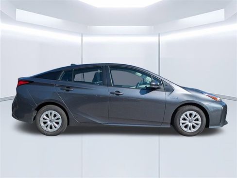 Used 2022 Toyota Prius LE image 3