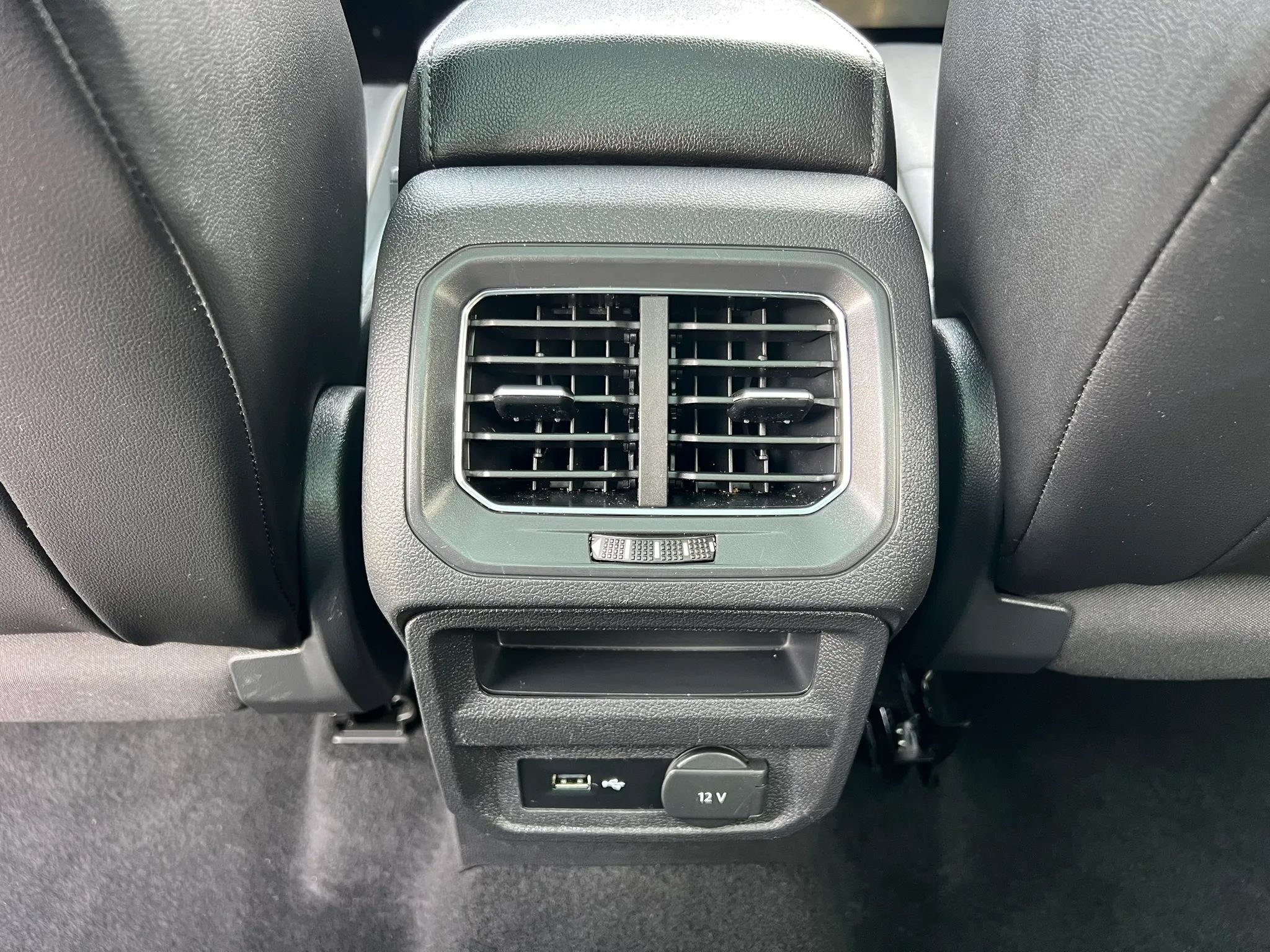 Used 2018 Volkswagen Tiguan SEL AWD/4WD image 37