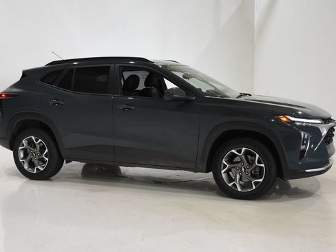 Used 2025 Chevrolet Trax LT FWD image 3