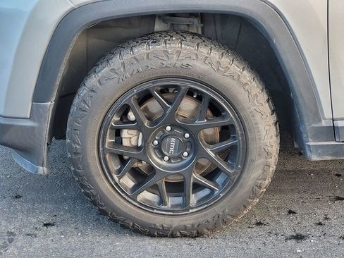 Used 2018 Jeep Compass Latitude w/ Popular Equipment Group AWD/4WD image 10