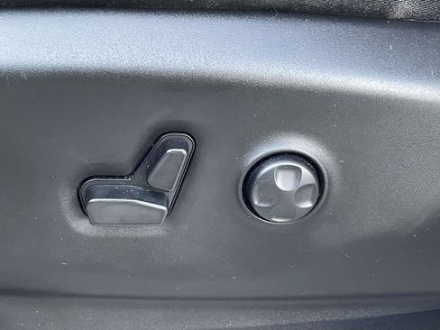 Used 2024 Chrysler Pacifica Touring-L FWD image 16