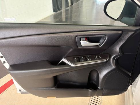 Used 2017 Toyota Camry SE w/ Moonroof Package FWD image 23