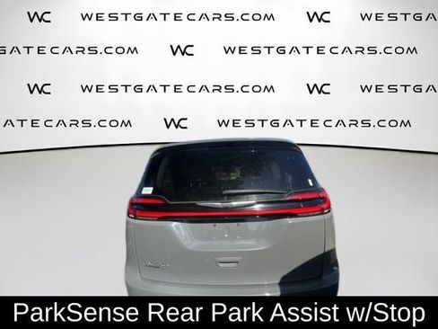 Used 2022 Chrysler Pacifica Touring-L FWD image 8