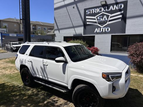 Used 2018 Toyota 4Runner SR5 AWD/4WD image 2