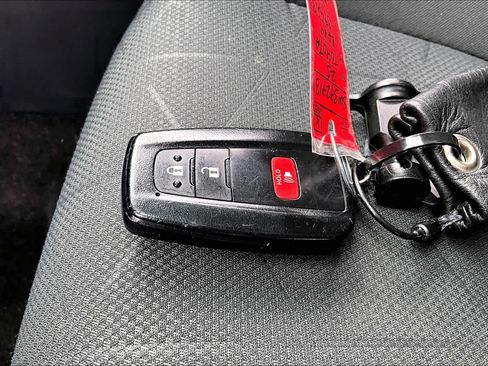 Used 2025 Toyota RAV4 XLE FWD image 15