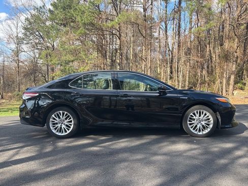 Used 2020 Toyota Camry XLE w/ Sunroof Package image 6
