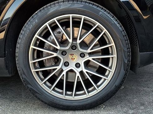 Certified 2023 Porsche Cayenne Platinum Edition image 12