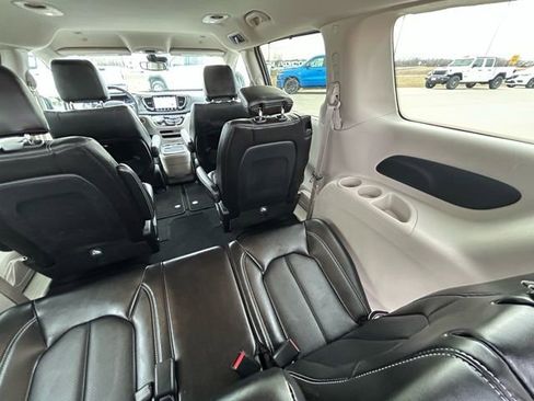Used 2024 Chrysler Pacifica Touring-L image 36
