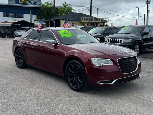 Used 2018 Chrysler 300 Touring w/ Chrome Appearance Package image 4