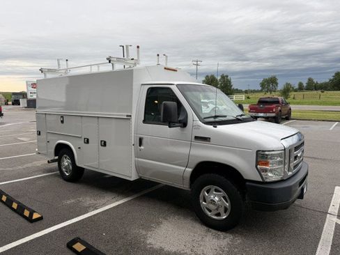Used 2017 Ford E-350 and Econoline 350 Super Duty RWD image 3