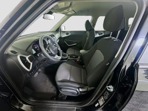 Used 2025 Kia Soul LX w/ LX Technology Package FWD image 13