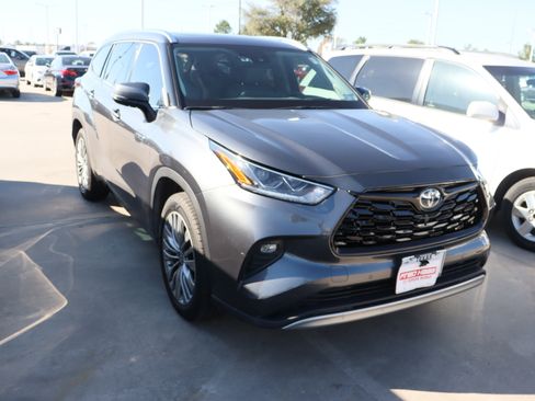 Used 2020 Toyota Highlander Limited Platinum image 2
