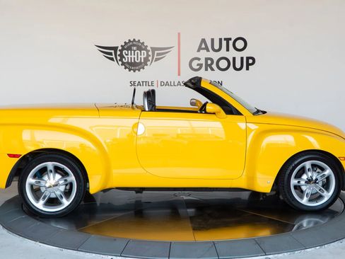 Used 2006 Chevrolet SSR w/ Preferred Equipment Group RWD image 12