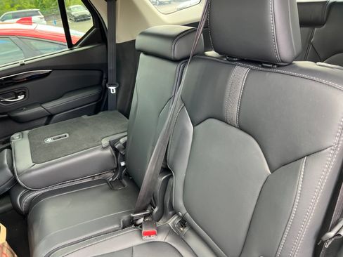 Used 2023 Honda Pilot Touring image 11