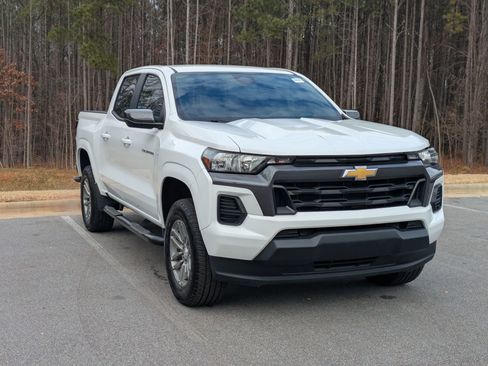 Used 2023 Chevrolet Colorado LT image 2