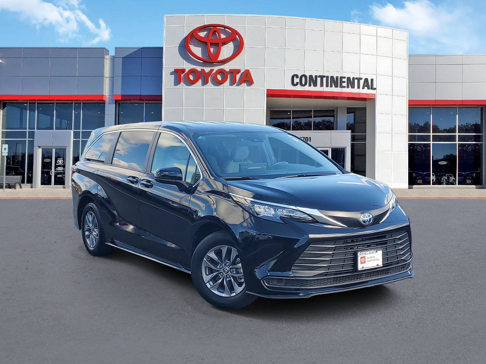 Certified 2025 Toyota Sienna LE FWD image 2