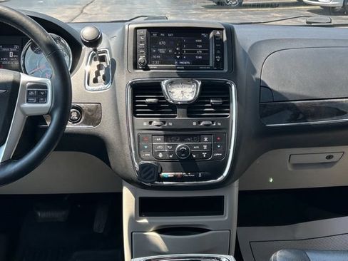 Used 2015 Chrysler Town & Country Touring w/ Driver Convenience Group FWD image 23