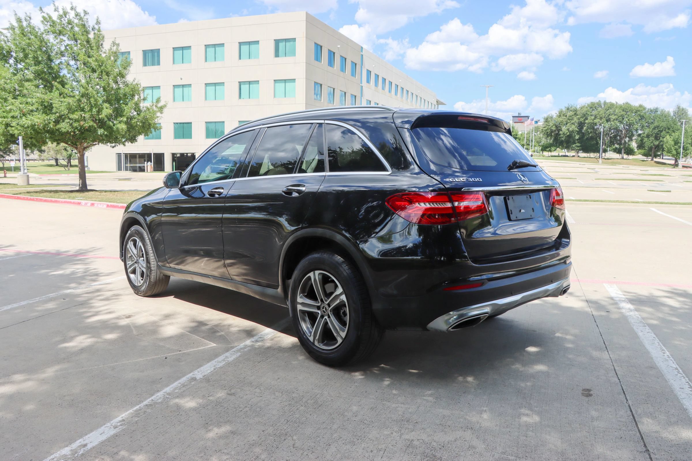 Used 2018 Mercedes-Benz GLC 300 4MATIC w/ Multimedia Package image 5