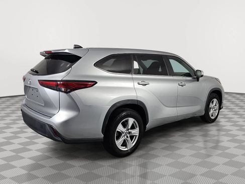 Used 2023 Toyota Highlander L FWD image 8