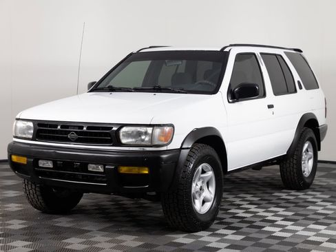 Used 1997 Nissan Pathfinder LE AWD/4WD image 2