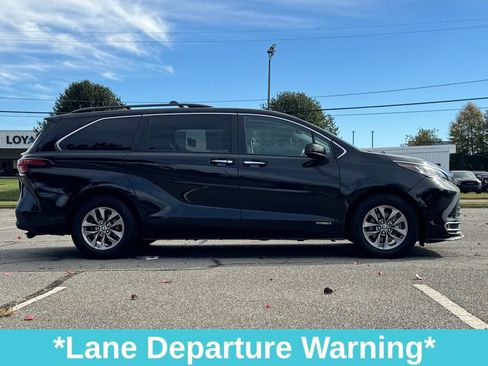 Used 2021 Toyota Sienna XLE w/ XLE Plus Package image 10