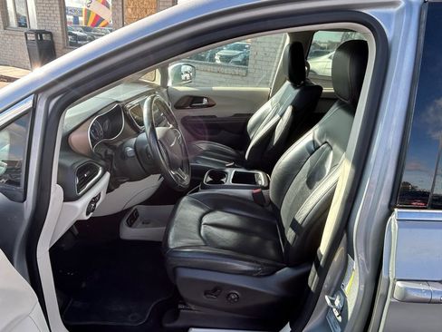 Used 2017 Chrysler Pacifica Touring-L Plus w/ Uconnect Theatre Group image 6