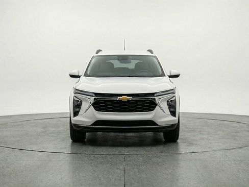 Used 2025 Chevrolet Trax LT image 2
