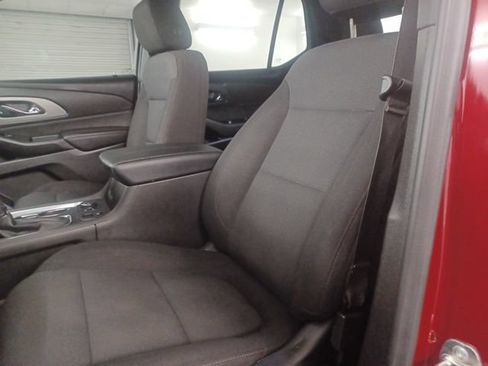 Used 2023 Chevrolet Traverse LT FWD image 19