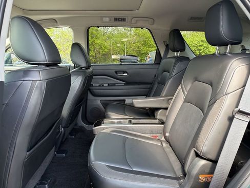 Certified 2025 Nissan Pathfinder SL w/ SL Premium Package FWD image 18