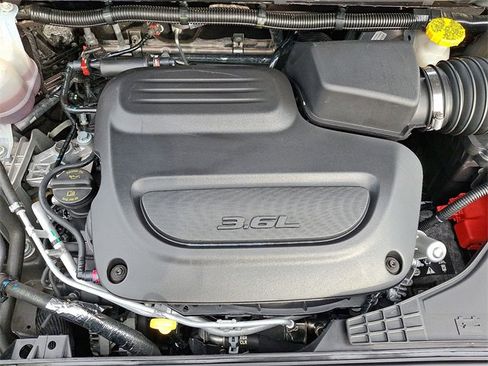 Used 2024 Chrysler Pacifica Touring-L image 26