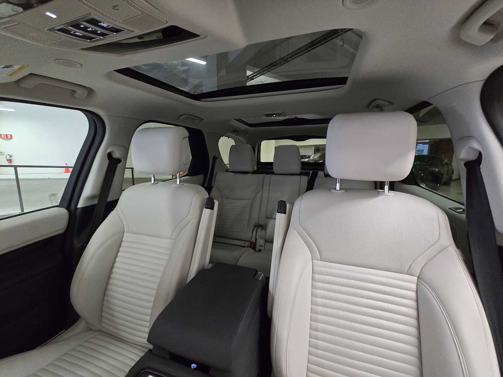 Used 2025 Land Rover Discovery S AWD/4WD image 22
