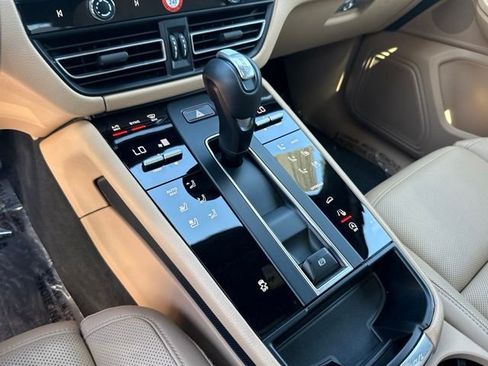 Used 2025 Porsche Macan AWD/4WD image 16
