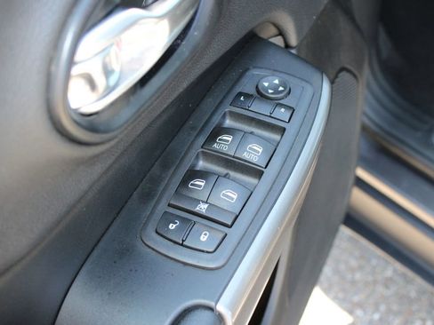 Used 2019 Jeep Cherokee Limited AWD/4WD image 12