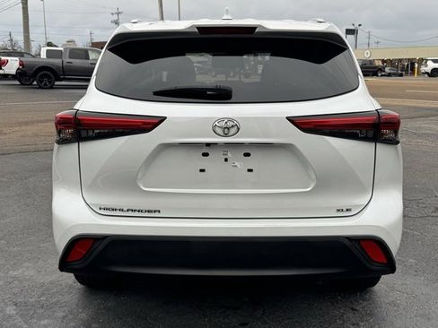 Used 2023 Toyota Highlander XLE image 4